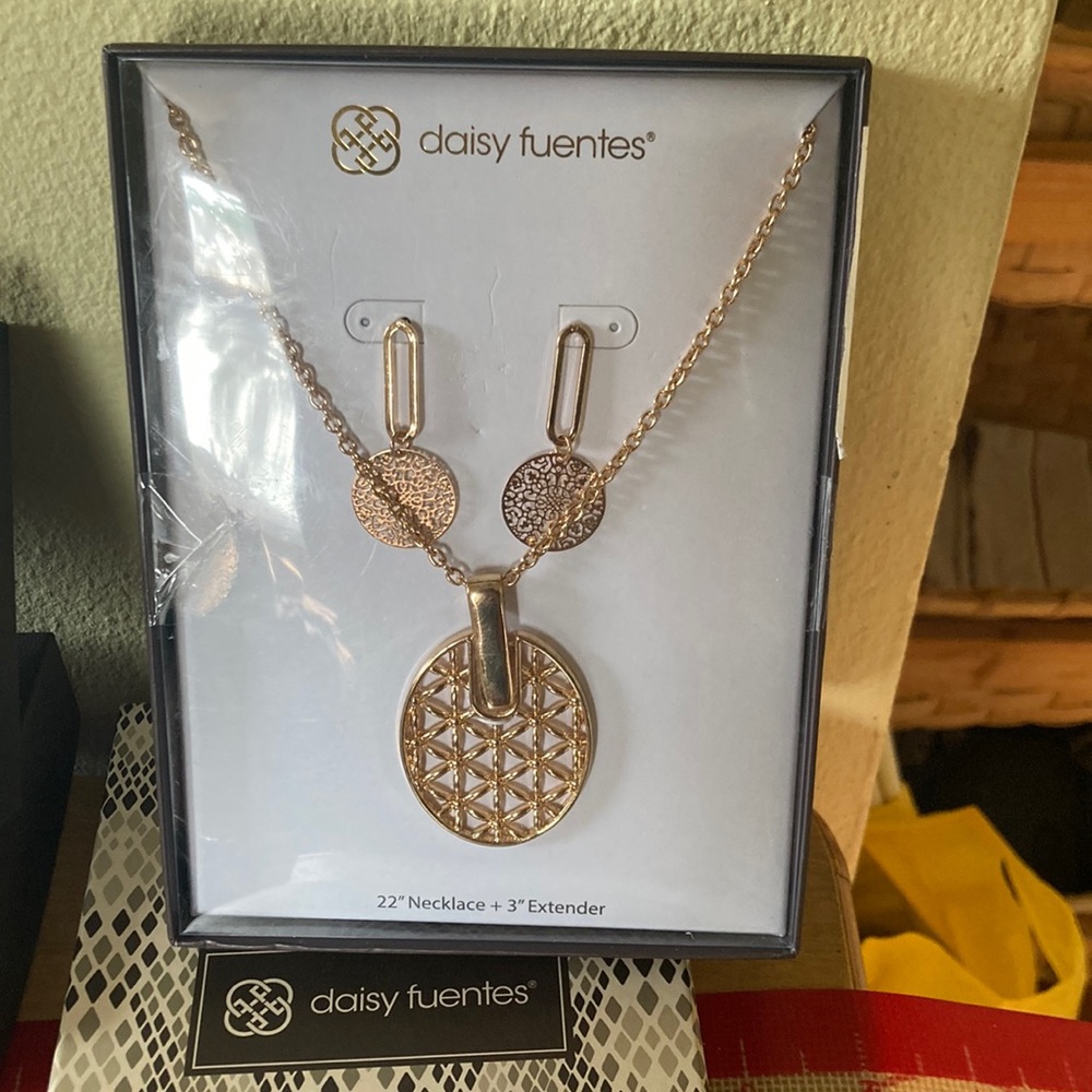 Daisy Fuentes jewelry set earrings + necklace
